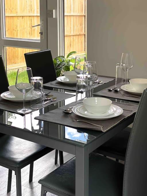 Modern Flat Near Train Station With Free Parking Lejlighed CBG Eksteriør billede
