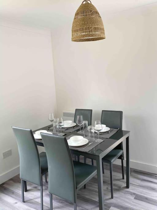 Modern Flat Near Train Station With Free Parking Lejlighed CBG Eksteriør billede