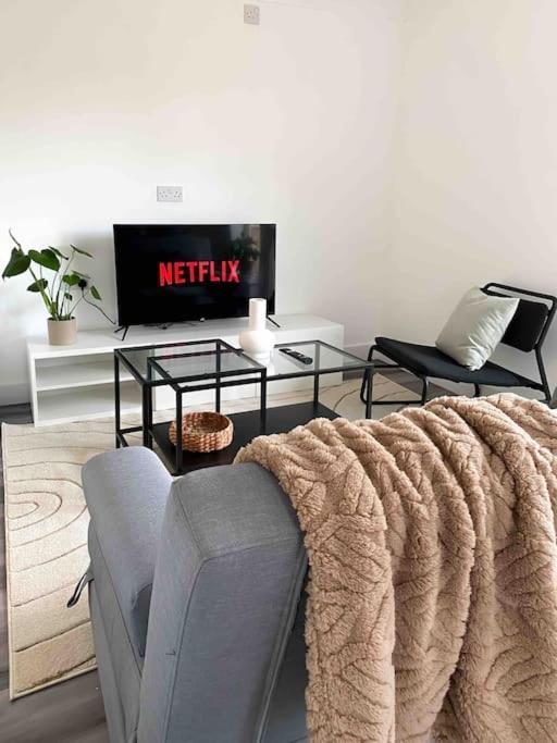 Modern Flat Near Train Station With Free Parking Lejlighed CBG Eksteriør billede