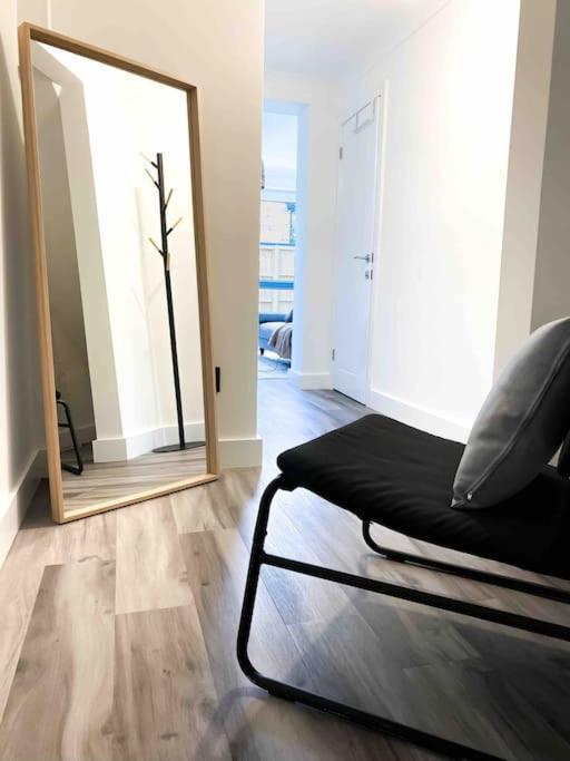 Modern Flat Near Train Station With Free Parking Lejlighed CBG Eksteriør billede