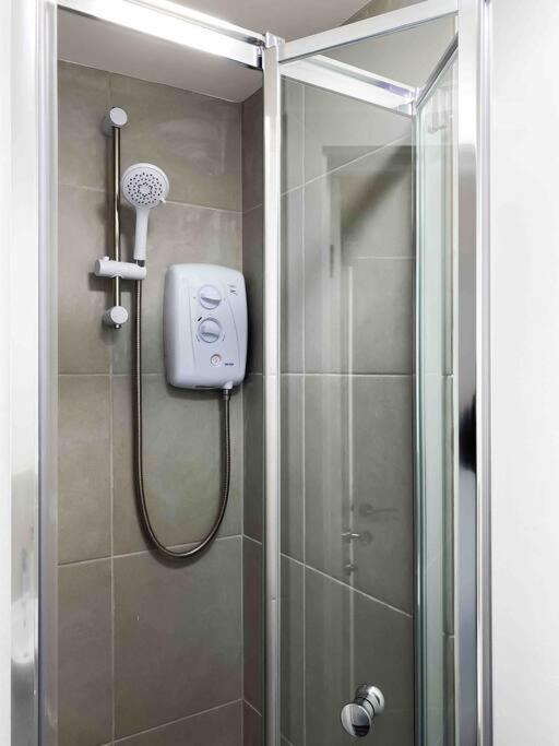 Modern Flat Near Train Station With Free Parking Lejlighed CBG Eksteriør billede
