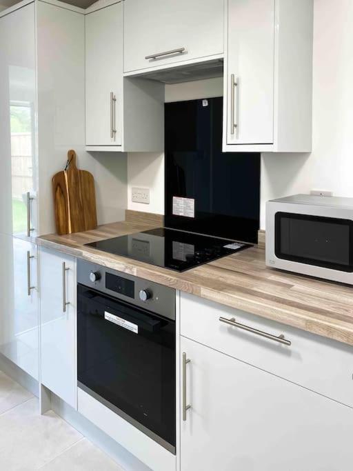 Modern Flat Near Train Station With Free Parking Lejlighed CBG Eksteriør billede