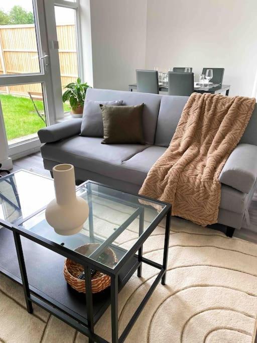 Modern Flat Near Train Station With Free Parking Lejlighed CBG Eksteriør billede
