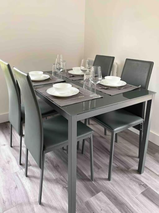 Modern Flat Near Train Station With Free Parking Lejlighed CBG Eksteriør billede